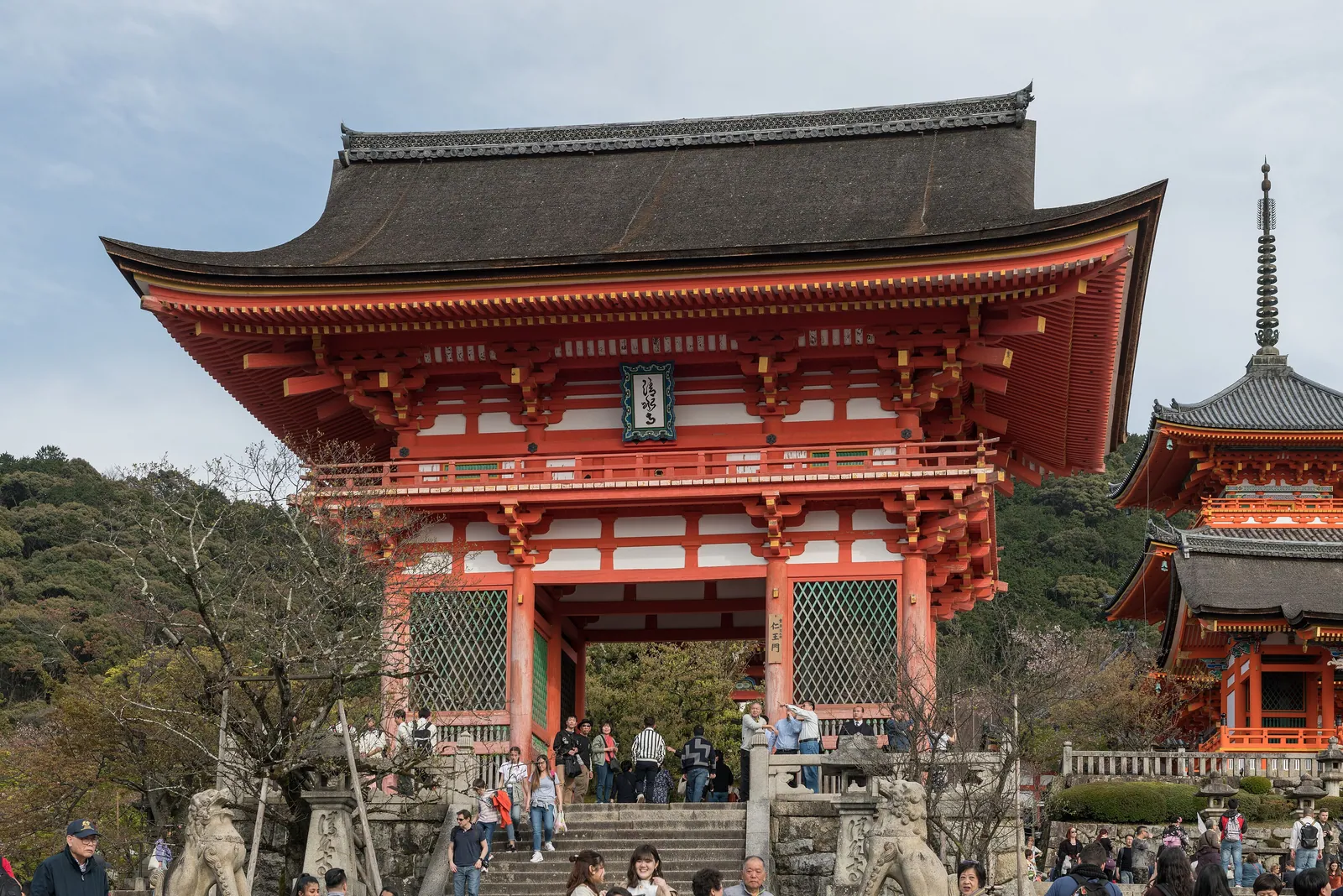 Kioto — Nio-mon, Kiyomizu-dera Temple, Kyoto, West view 20190416 1