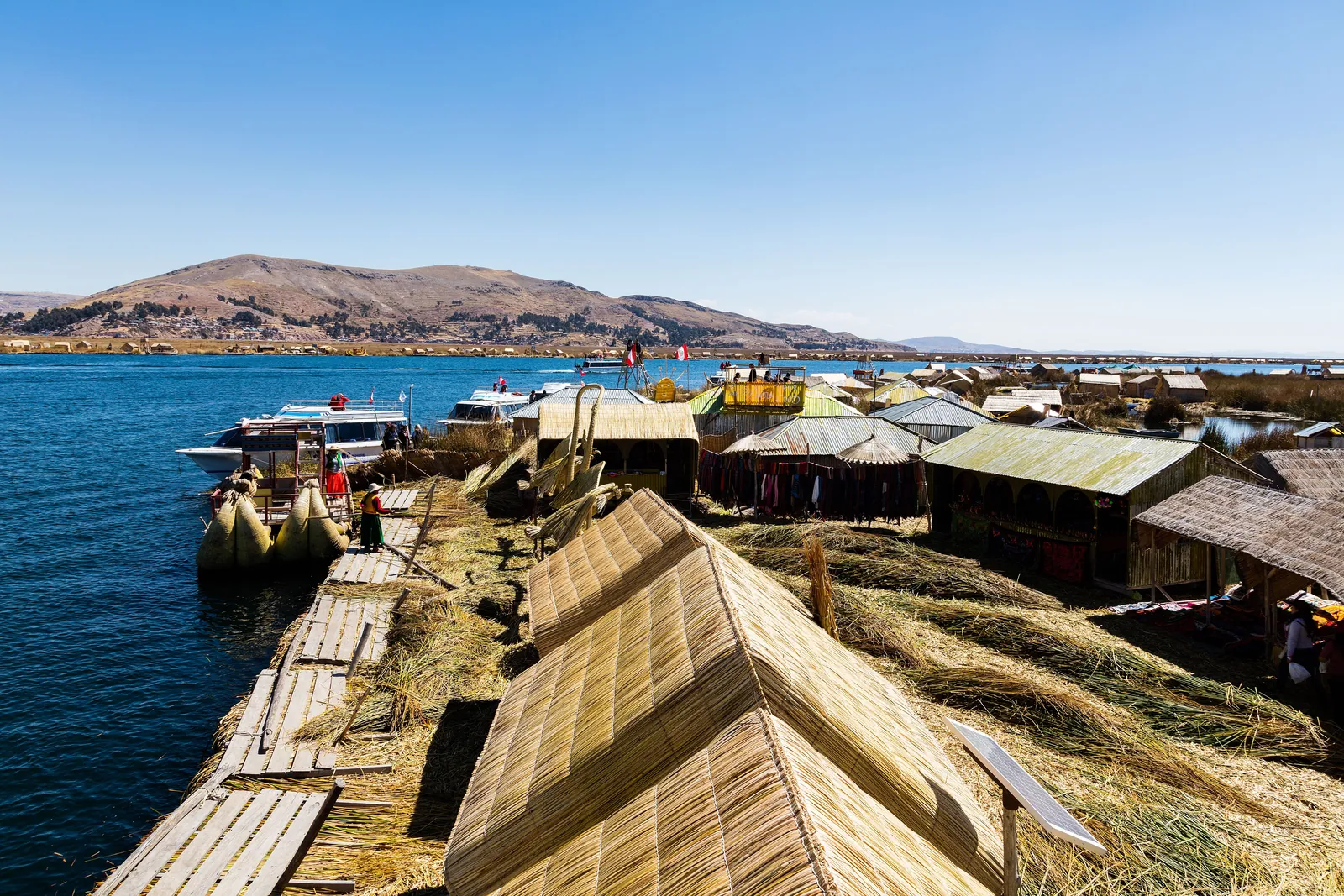 Salar de Uyuni — Islas flotantes de los Uros, Lago Titicaca, Perú, 2015-08-01, DD 44